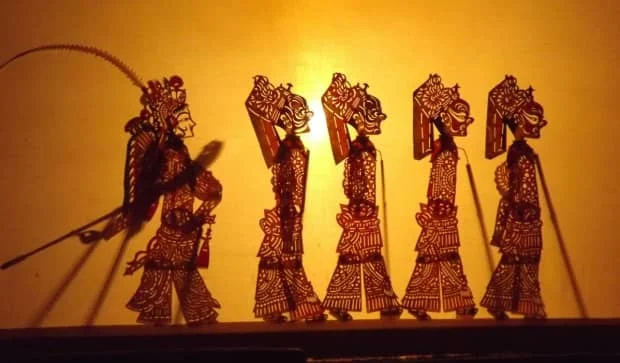 一箱驴皮著五彩，万代人事藏九夹