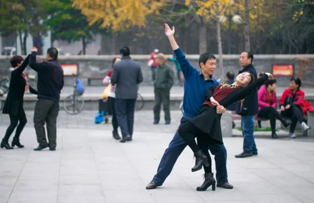 举手投足见雅俗